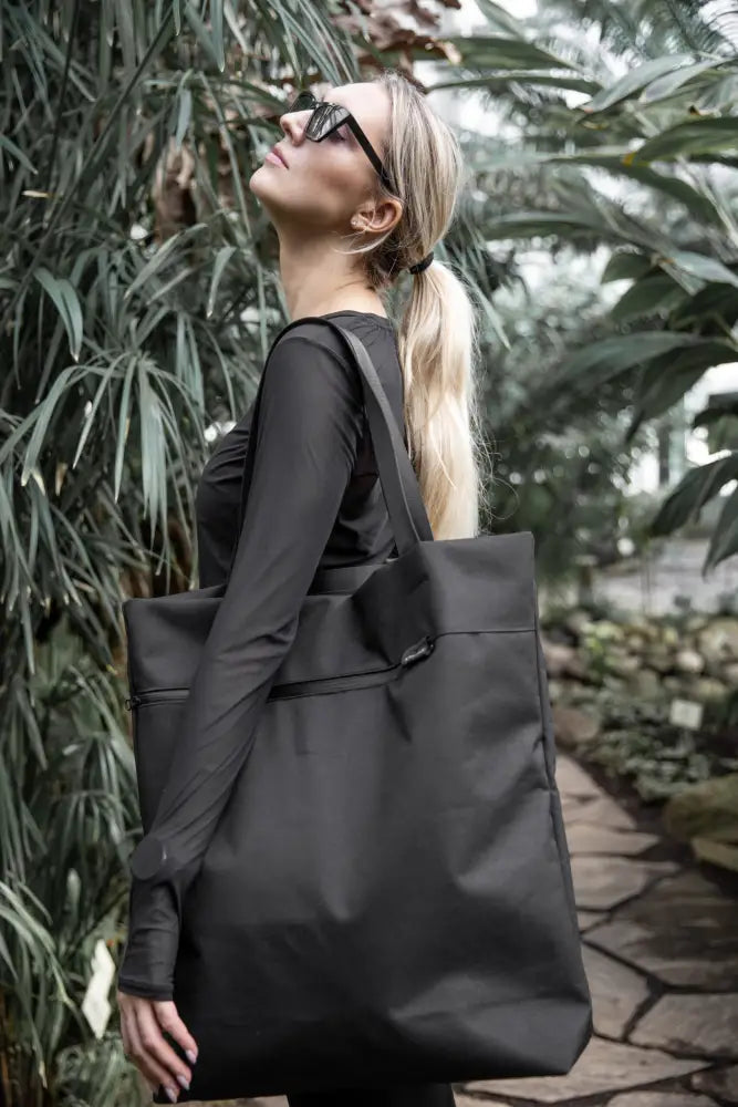 Musta nylon-vahainen VIK Kankainen Kassi suuri olkalaukku etutaskulla