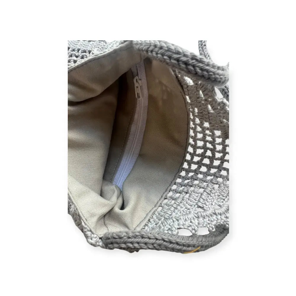 Virkattu harmaa olkalaukku macrame-materiaalia, jossa beige sisusta ja vetoketjullinen suljenta