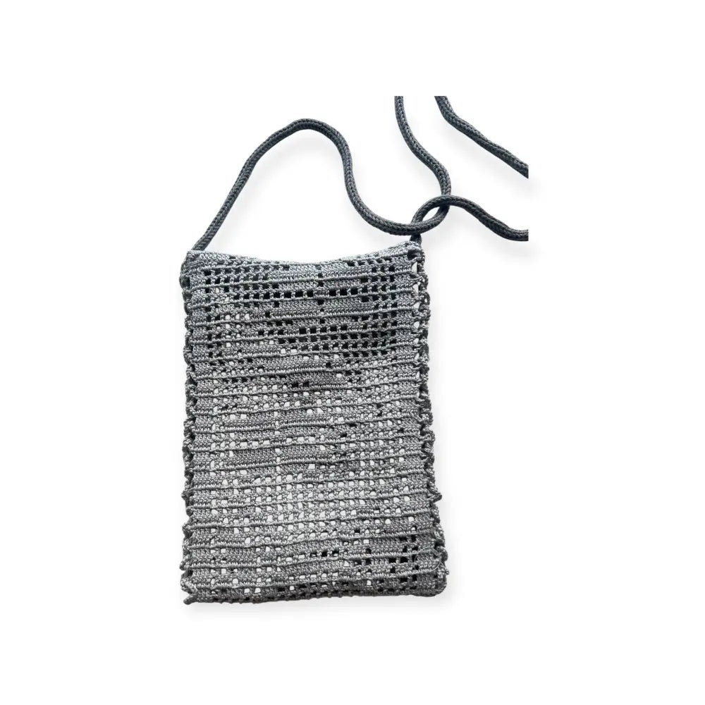Virkattu harmaa olkalaukku puhelimelle jossa teksturoitu avokudottu kuvio ja mustat naruolkaimet
