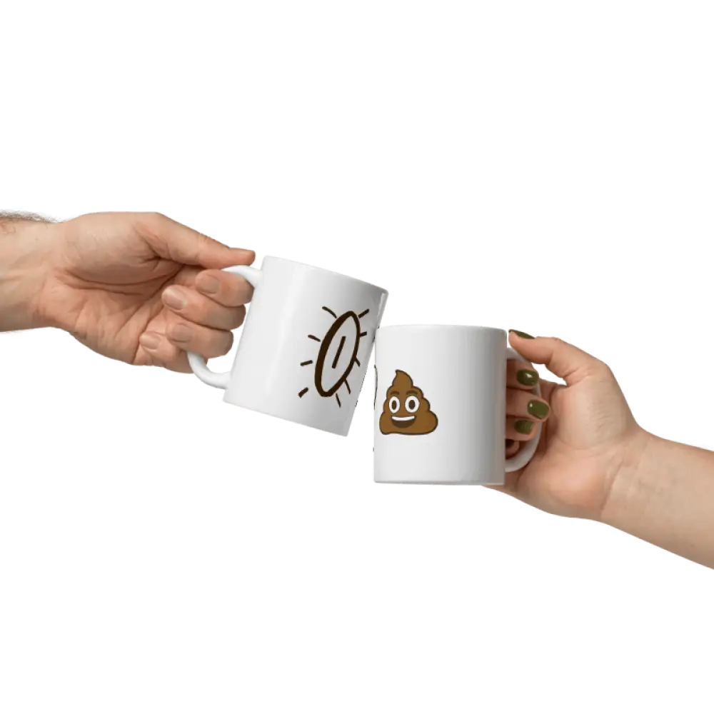 Kaksi valkoista keramiikkakahvikuppia, joissa on ruskea kakkaemoji ja musta aurinkoemoji, vmp by sari