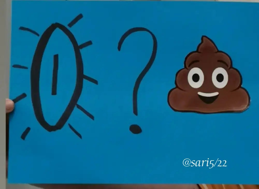 Sininen kartonkikyltti jossa mustakärkinen hehkulamppu- ja googly-silmäinen kakkaemoji erotettuna kysymysmerkillä vmp by sari kangaskassissa