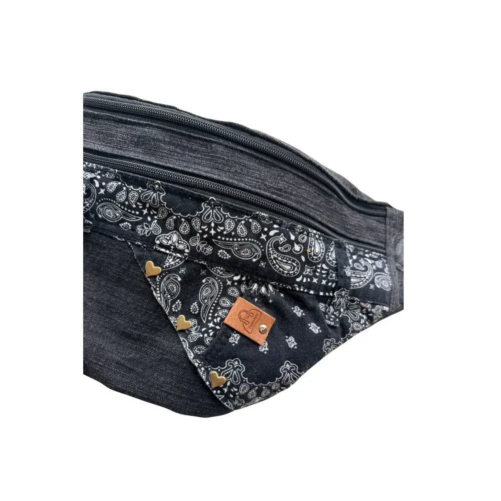 Vyölaukku-crossbody farkku mustasta denimistä valkoisella paisley-kuvioidulla bandanalla ja kultaisilla sydänniiteillä