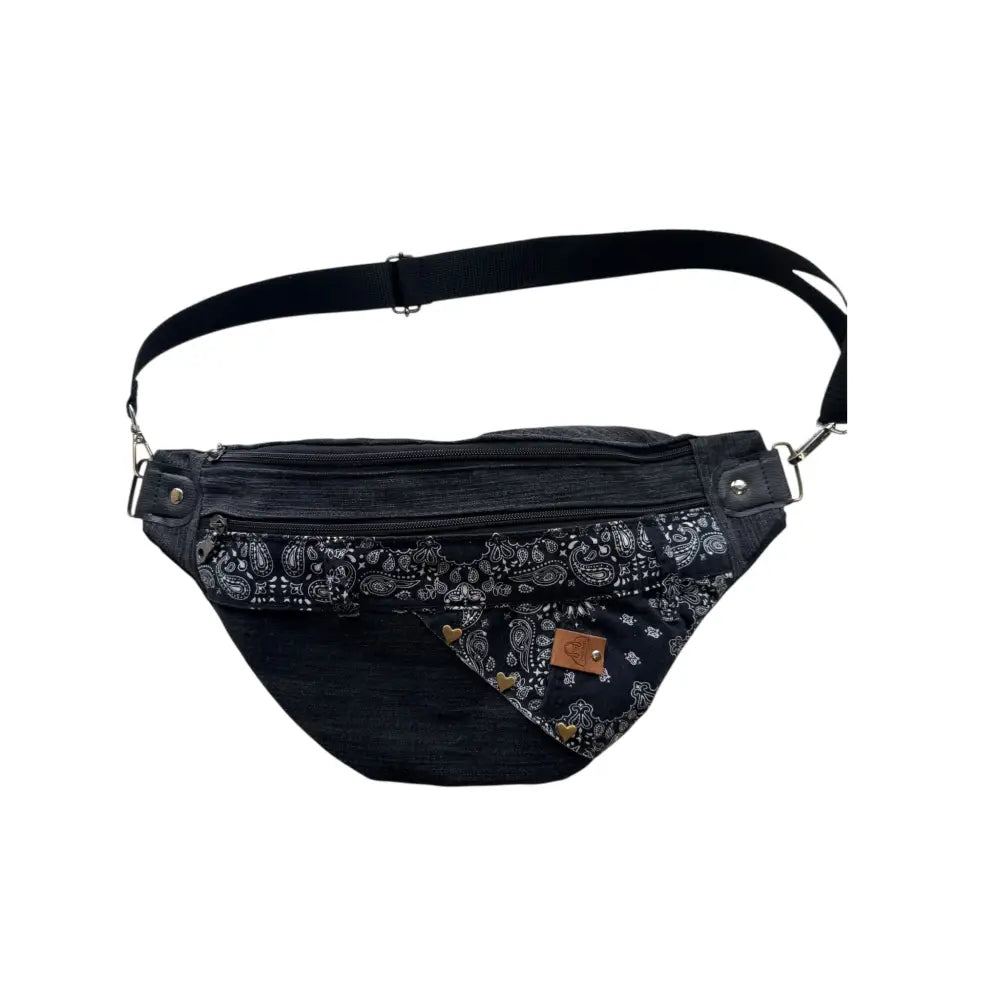Vyölaukku-crossbody farkku mustaa denimiä valkoisella paisley-kuviolla ja kultaisilla sydänneuloilla