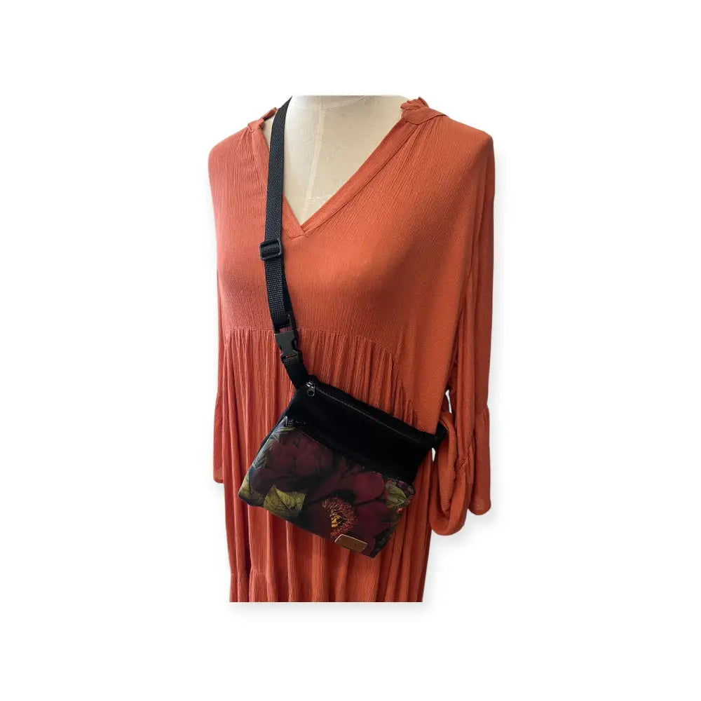 Vyölaukku fancy dance musta kukkakuvioitu crossbody-laukku vetoketjulla ja pienellä metallisella kilvellä